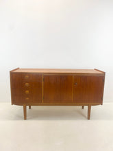 Afbeelding in Gallery-weergave laden, Mid-century Teak Dressoir / Sideboard (Bartels?)