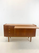 Afbeelding in Gallery-weergave laden, Mid-century Teak Dressoir / Sideboard (Bartels?)