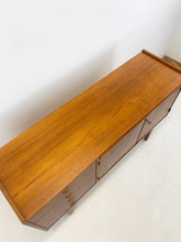 Afbeelding in Gallery-weergave laden, Mid-century Teak Dressoir / Sideboard (Bartels?)
