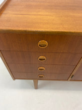 Afbeelding in Gallery-weergave laden, Mid-century Teak Dressoir / Sideboard (Bartels?)