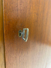 Afbeelding in Gallery-weergave laden, Mid-century Teak Dressoir / Sideboard (Bartels?)