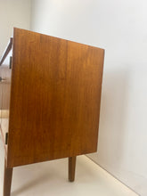 Afbeelding in Gallery-weergave laden, Mid-century Teak Dressoir / Sideboard (Bartels?)