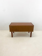 Afbeelding in Gallery-weergave laden, Laag Scandinavisch Teakhouten Kastje