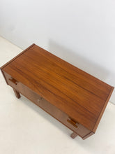 Afbeelding in Gallery-weergave laden, Laag Scandinavisch Teakhouten Kastje