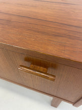 Afbeelding in Gallery-weergave laden, Laag Scandinavisch Teakhouten Kastje