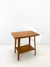 Afbeelding in Gallery-weergave laden, Teak bijzettafel op wielen