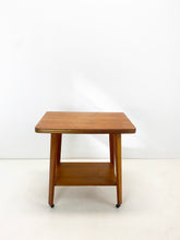 Afbeelding in Gallery-weergave laden, Teak bijzettafel op wielen