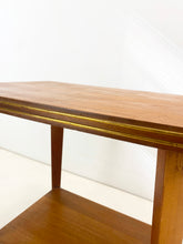 Afbeelding in Gallery-weergave laden, Teak bijzettafel op wielen