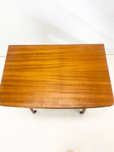 Afbeelding in Gallery-weergave laden, Teak bijzettafel op wielen