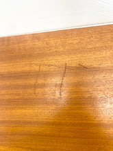 Afbeelding in Gallery-weergave laden, Teak bijzettafel op wielen