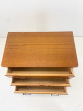 Afbeelding in Gallery-weergave laden, Kleine Teak Ladekast