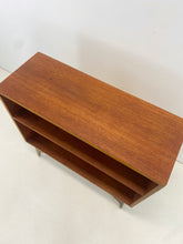 Afbeelding in Gallery-weergave laden, Kleine Teak Boekenkast