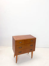 Afbeelding in Gallery-weergave laden, Klein Teak Ladekastje