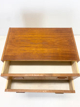 Afbeelding in Gallery-weergave laden, Klein Teak Ladekastje