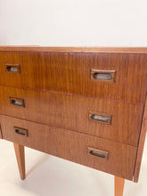 Afbeelding in Gallery-weergave laden, Klein Teak Ladekastje