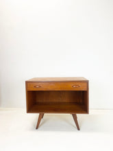 Afbeelding in Gallery-weergave laden, Teak Kastje