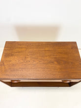 Afbeelding in Gallery-weergave laden, Teak Kastje