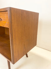 Afbeelding in Gallery-weergave laden, Teak Kastje