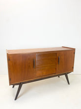 Load image into Gallery viewer, Kleine Teak Dressoir uit Scandinavië