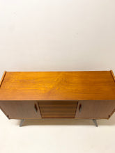 Load image into Gallery viewer, Kleine Teak Dressoir uit Scandinavië
