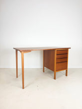 Afbeelding in Gallery-weergave laden, Zweeds Teak Bureau