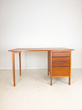 Afbeelding in Gallery-weergave laden, Zweeds Teak Bureau