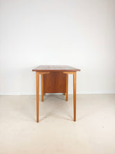 Afbeelding in Gallery-weergave laden, Zweeds Teak Bureau