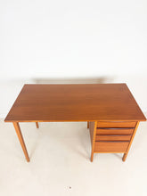 Afbeelding in Gallery-weergave laden, Zweeds Teak Bureau