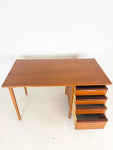 Afbeelding in Gallery-weergave laden, Zweeds Teak Bureau
