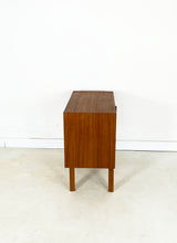 Afbeelding in Gallery-weergave laden, Vintage ladekast uit Scandinavië