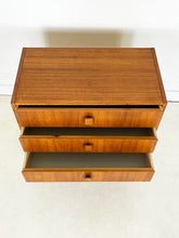 Afbeelding in Gallery-weergave laden, Vintage ladekast uit Scandinavië