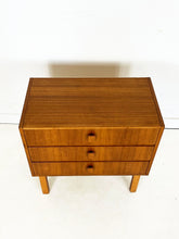 Afbeelding in Gallery-weergave laden, Vintage ladekast uit Scandinavië