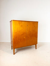 Afbeelding in Gallery-weergave laden, Vintage Linnenkast