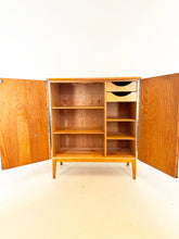 Afbeelding in Gallery-weergave laden, Vintage Linnenkast