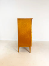 Afbeelding in Gallery-weergave laden, Vintage Linnenkast