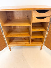 Afbeelding in Gallery-weergave laden, Vintage Linnenkast