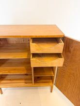 Afbeelding in Gallery-weergave laden, Vintage Linnenkast