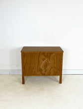 Afbeelding in Gallery-weergave laden, Kleine Berkenhout Ladekast uit Zweden.
