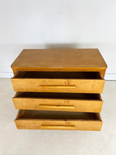Afbeelding in Gallery-weergave laden, Kleine Berkenhout Ladekast uit Zweden.