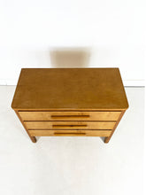 Afbeelding in Gallery-weergave laden, Kleine Berkenhout Ladekast uit Zweden.