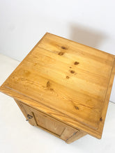 Afbeelding in Gallery-weergave laden, Zweeds Pottenkastje / Nachtkast
