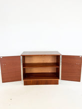 Afbeelding in Gallery-weergave laden, Vintage Teak Kastje