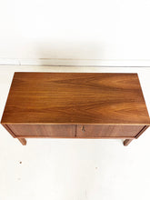 Afbeelding in Gallery-weergave laden, Lage Teak Kast