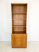 Afbeelding in Gallery-weergave laden, Smalle Teak Wandkast