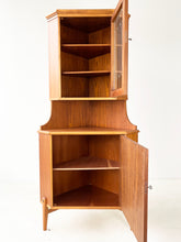 Afbeelding in Gallery-weergave laden, Teak Hoekkast uit Zweden