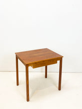 Afbeelding in Gallery-weergave laden, Teak Nachtkastje / Bijzettafel