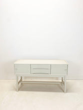 Afbeelding in Gallery-weergave laden, Wit Vintage Kastje