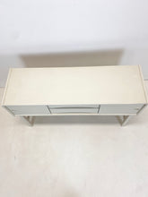 Afbeelding in Gallery-weergave laden, Wit Vintage Kastje