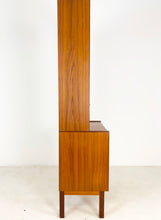 Afbeelding in Gallery-weergave laden, Smalle Teak Boekenkast / Wandkast