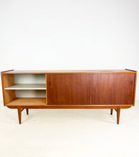 Afbeelding in Gallery-weergave laden, Scandinavische Teak Sideboard / Dressoir